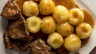 Znajoma kucharka zdradziła mi, co dodaje do klusek śląskich. Zawsze są sprężyste i delikatne, a nie ciężkie i zbite