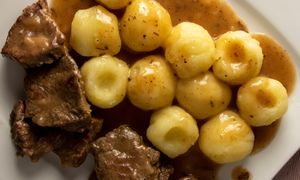Znajoma kucharka zdradziła mi, co dodaje do klusek śląskich. Zawsze są sprężyste i delikatne, a nie ciężkie i zbite