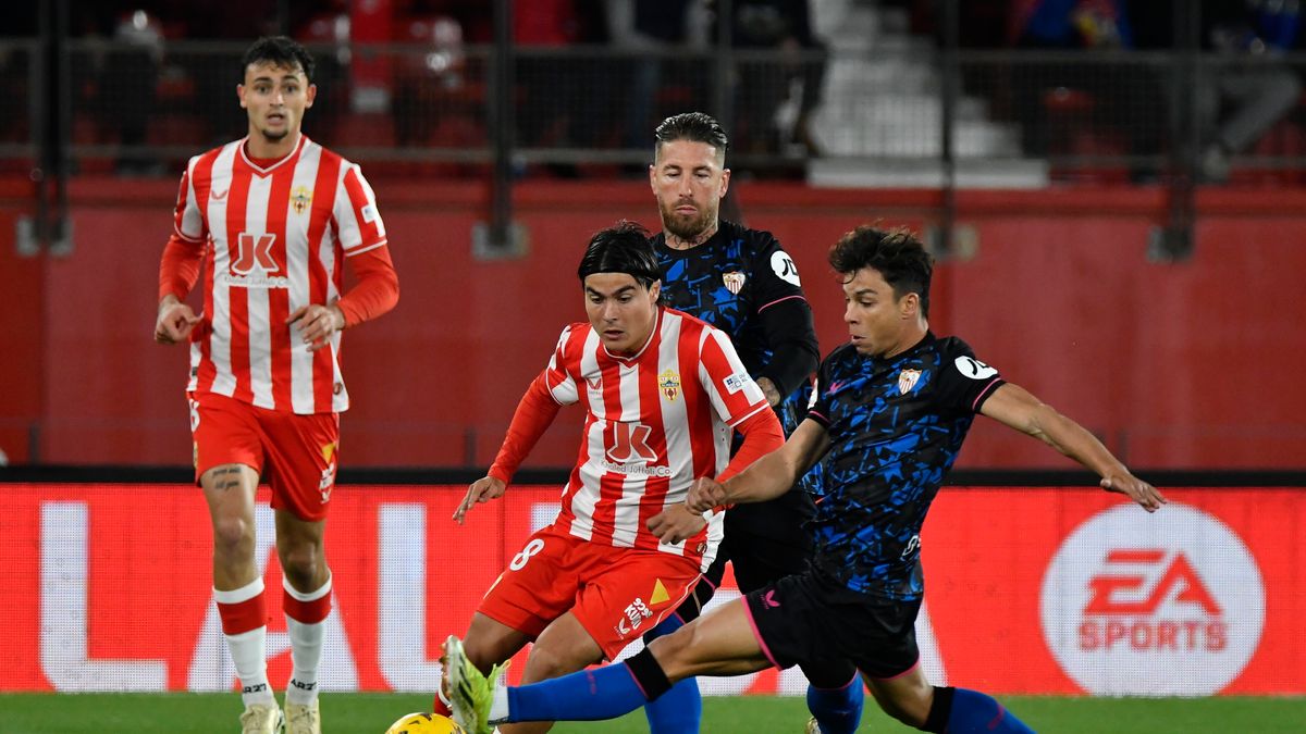 Zdjęcie okładkowe artykułu: PAP/EPA / PAP/EPA/Carlos Barba / W meczu Almerii z Sevillą padły cztery gole