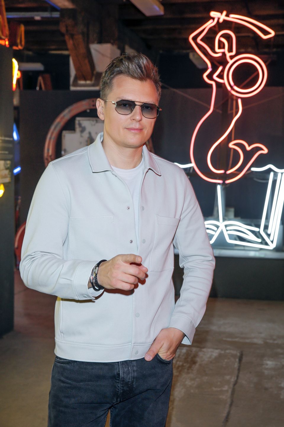 Rafał Brzozowski trzaska sobie sesję w Muzeum Neonów