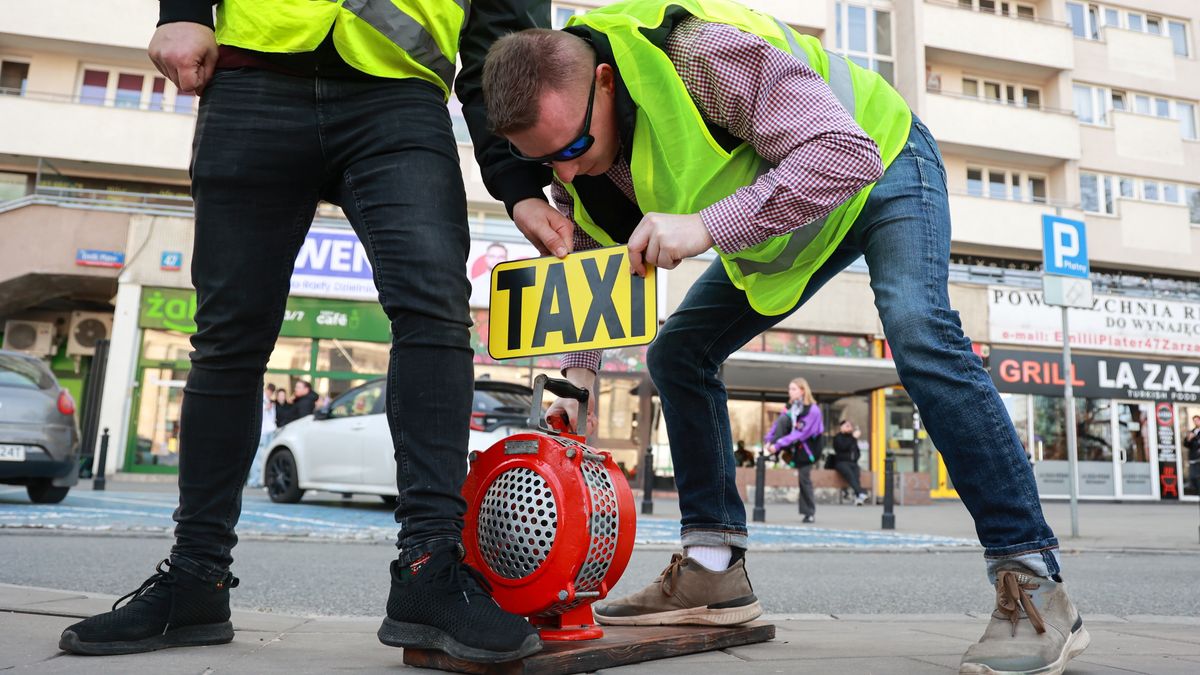 protest
Szymon Pulcyn
blokada, manifestacja, protest, przejazd, przew�z os�b, taks�wka, taks�wkarze, taks�wkarzy, taks�wki, zmiana taryf