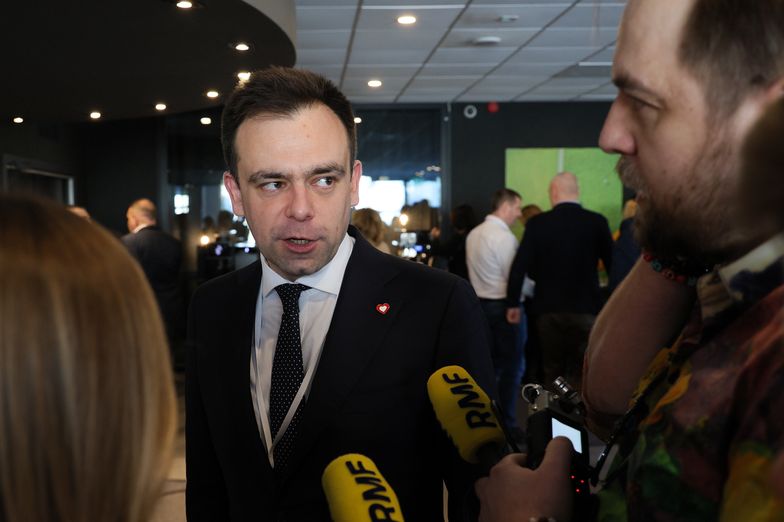 Warszawa, 08.03.2024. Minister finansów Andrzej Domański (C) udziela wypowiedzi dla mediów przed rozpoczęciem obrad Rady Krajowej Platformy Obywatelskiej RP w hotelu Novotel w Warszawie, 8 bm. (amb) PAP/Paweł Supernak