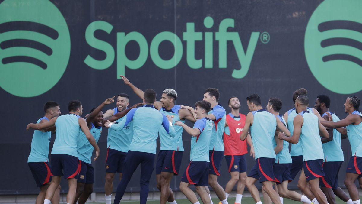 PAP/EPA / Quique Garcia  / Na zdjęciu: piłkarze FC Barcelona