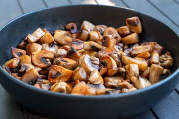 Posypuję pieczarki przed smażeniem. Mają idealnie złocistą skórkę, chrupią i nie są wodniste