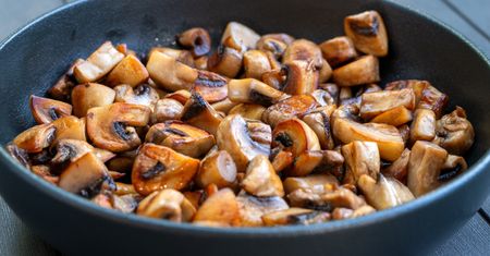 Posypuję pieczarki przed smażeniem. Mają idealnie złocistą skórkę, chrupią i nie są wodniste