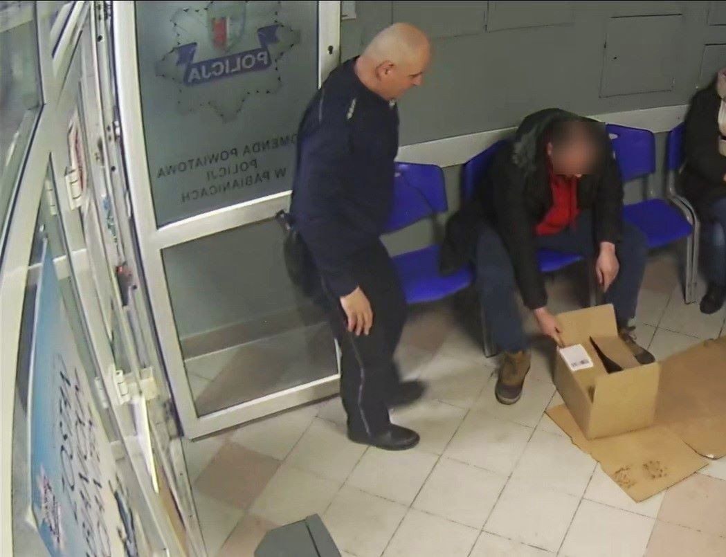 Pabianice: Niecodzienna akcja policjantów. Ratowali rannego, tajemniczego ptaka, który dotarł na komendę. Jak tam się znalazł?