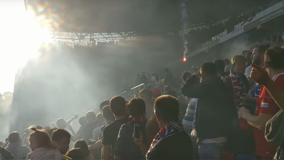 YouTube / Bozik / Podczas meczu Górnika z Piastem, kibice gości m.in. rzucali race na sektor rodzinny