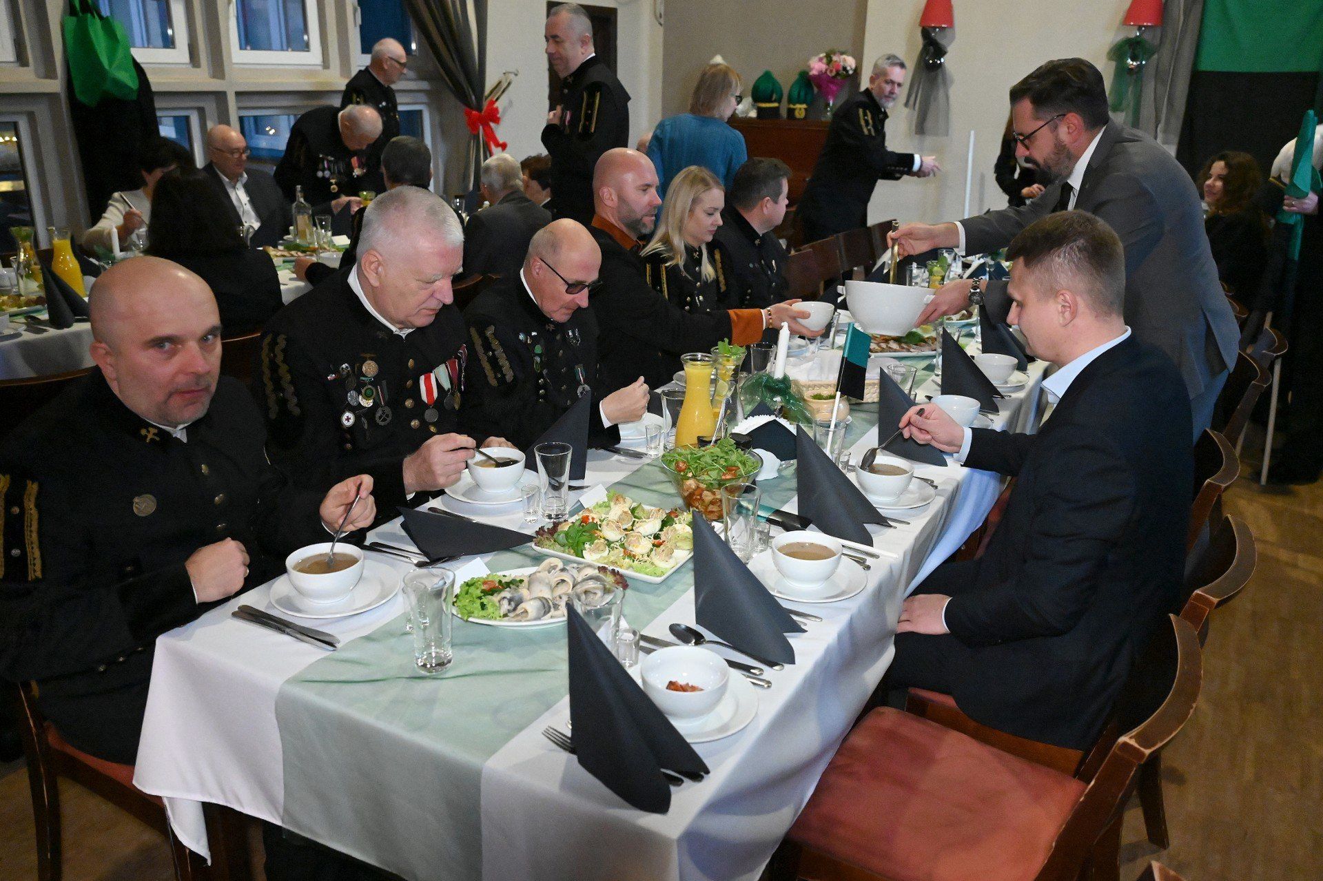 Górnicy podczas Barbórkowej Biesiady w Plejadzie w Kielcach - wspólne świętowanie po pochodzie