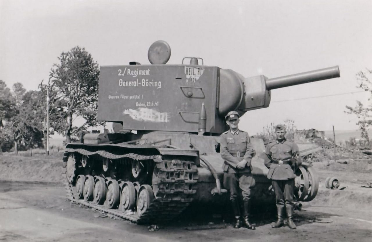 Czołg ciężki KW-2 zdobyty przez Niemców