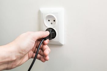 Pożerają prąd, nawet gdy z nich nie korzystasz. Wyciągaj te wtyczki z gniazdka po każdym użyciu