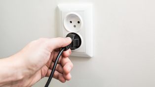 Pożerają prąd, nawet gdy z nich nie korzystasz. Wyciągaj te wtyczki z gniazdka po każdym użyciu