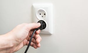 Pożerają prąd, nawet gdy z nich nie korzystasz. Wyciągaj te wtyczki z gniazdka po każdym użyciu