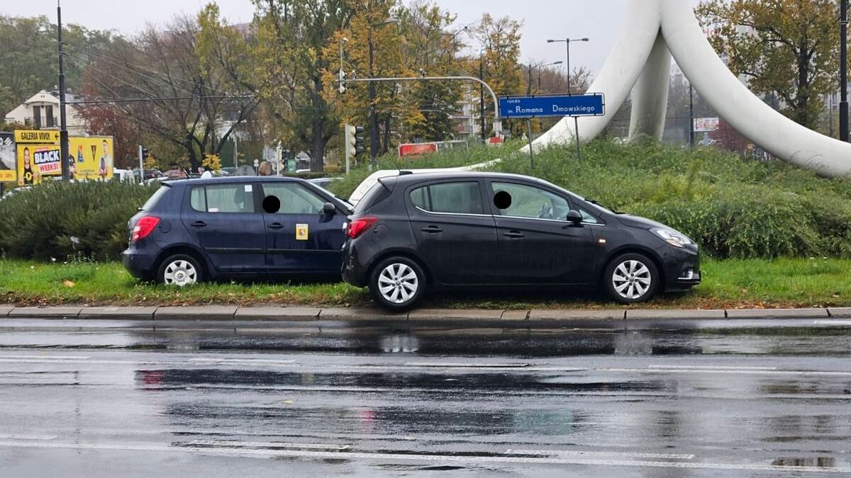 Zderzenie skody z oplem na rondzie Dmowskiego przy Zamku
