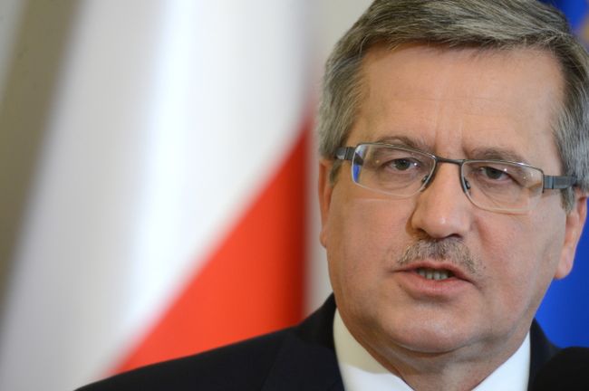 Komorowski odznaczył policjanta, który zginął w kataklizmie w USA