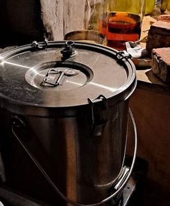 Dolny Śląsk. Kontrabanda przejęta przez policję. 400 kilogramów tytoniu i alkohol domowej roboty