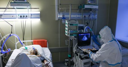 Czeka nas tsunami zakażeń? "Nastąpi nałożenie się jednej fali na drugą"