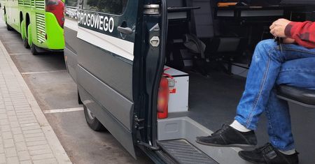 Pijany kierowca wiózł dzieci autobusem. Żeby wyjechał, w alkomat dmuchał trzeźwy kierujący