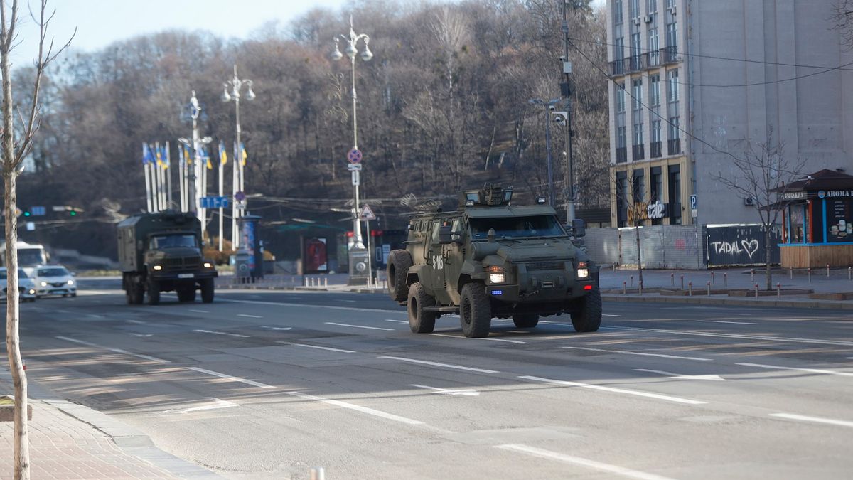 samochody ukraińskiej armii na ulicach Kijowa