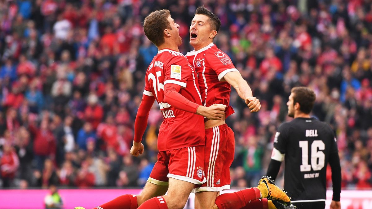 Thomas Mueller (L) oraz Robert Lewandowski (P)