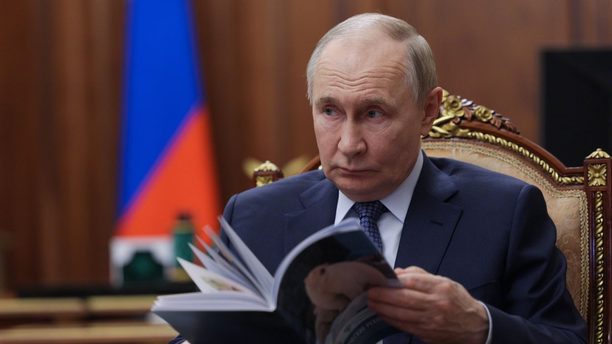 Russian President Vladimir Putin in Moscow
epa12469670 Russian President Vladimir Putin meets with Head of the Federal Service for Supervision of Natural Resources Svetlana Radionova in Moscow, Russia, 21 October 2025.  EPA/ALEXANDER KAZAKOV / SPUTNIK / KREMLIN POOL MANDATORY CREDIT 
Dostawca: PAP/EPA.
ALEXANDER KAZAKOV / SPUTNIK / KREMLIN POOL
meeting, government, putin, russia