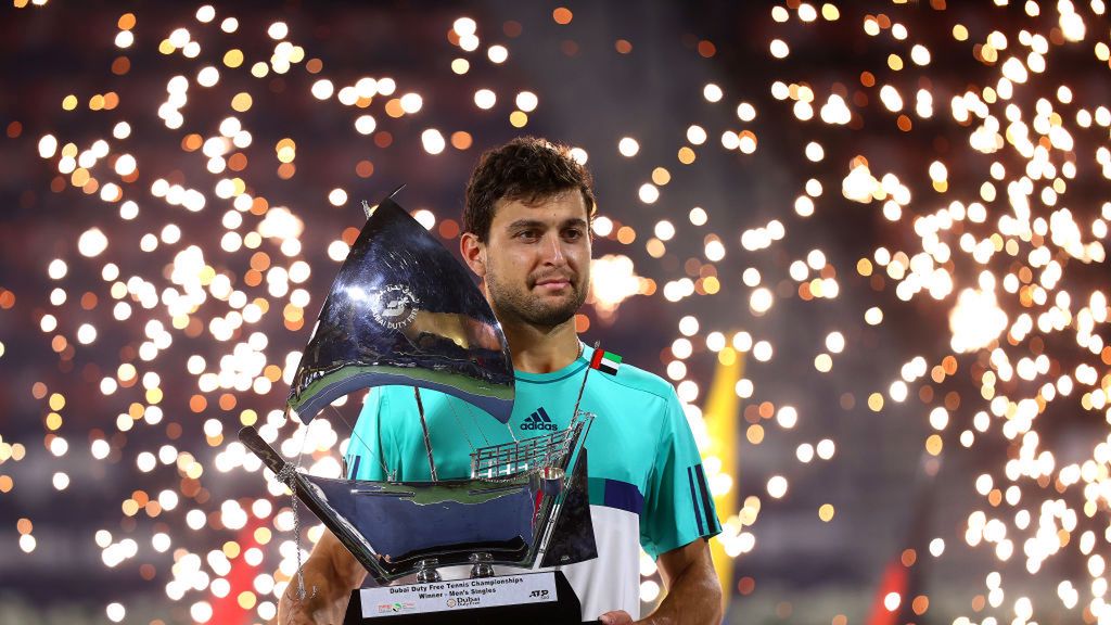 Getty Images / Francois Nel / Na zdjęciu: Asłan Karacew, mistrz Dubai Duty Free Tennis Championships 2021