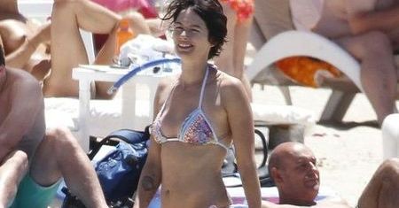 "Gra o tron": zdradziło ją bikini. Brzuszek i tatuaże. Tak naprawdę wygląda Cersei