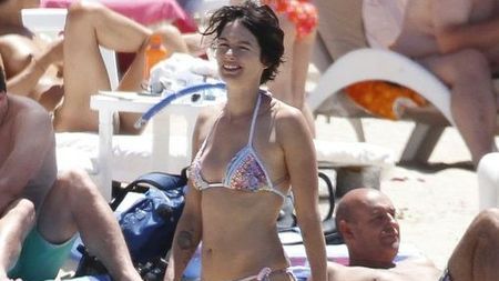 Lena Headey na plaży