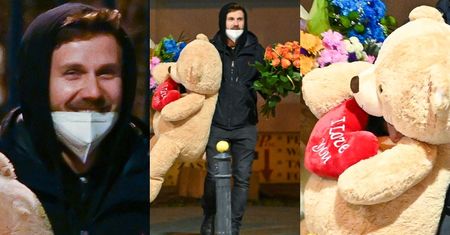 Obładowany MASĄ PREZENTÓW Antoni Królikowski odwiedza Joannę Opozdę i synka w szpitalu (ZDJĘCIA)