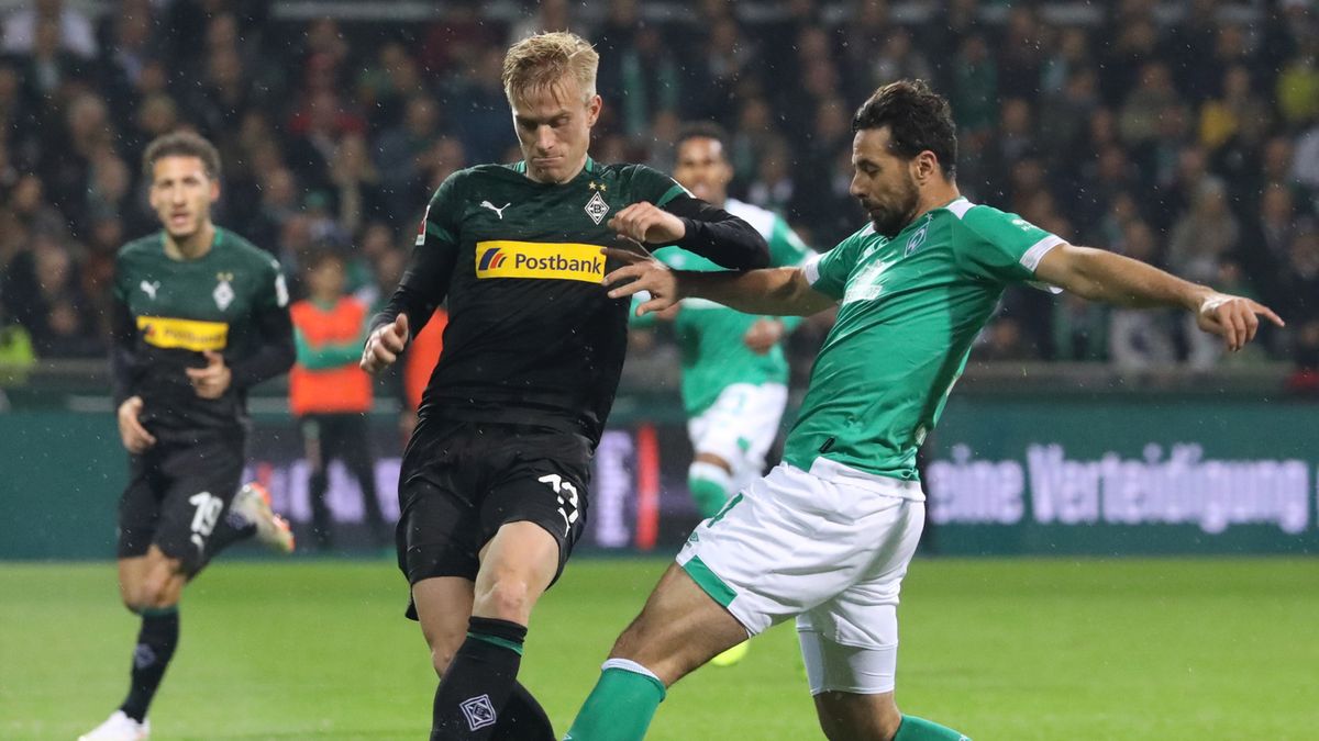 Lars Stindl (z lewej) oraz Claudio Pizarro (z prawej)