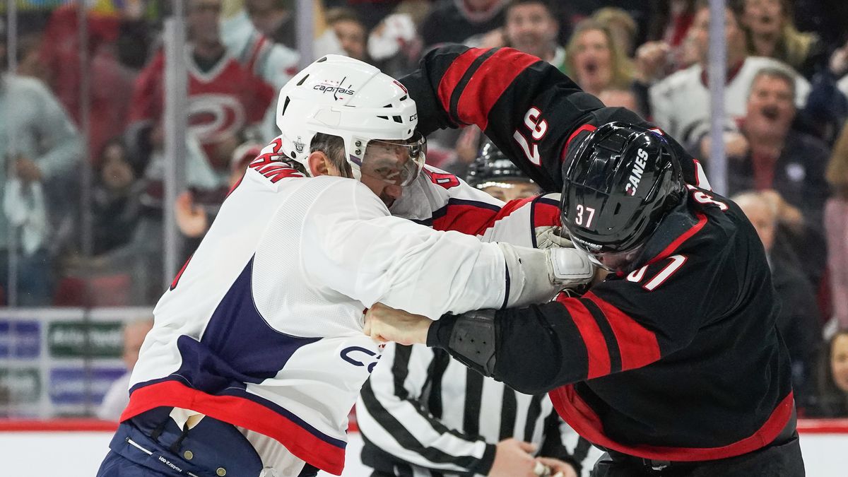 Getty Images / Greg Thompson / Na zdjęciu: Aleksandr Owieczkin (z lewej) i Andriej Swiecznikow (z prawej)
