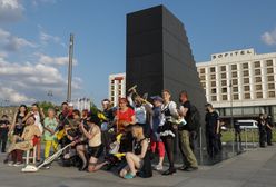 Tak uczcili rocznicę smoleńską. Przebrali się i wysprzątali pomnik. "Dla prezesa"