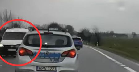 Od prawej do lewej. Co się działo w radiowozie? Jest nagranie