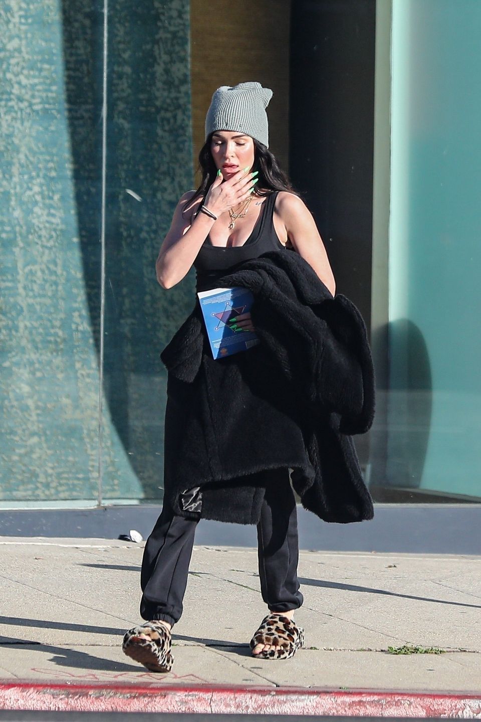 Megan Fox dotyka się za spuchnięte usta