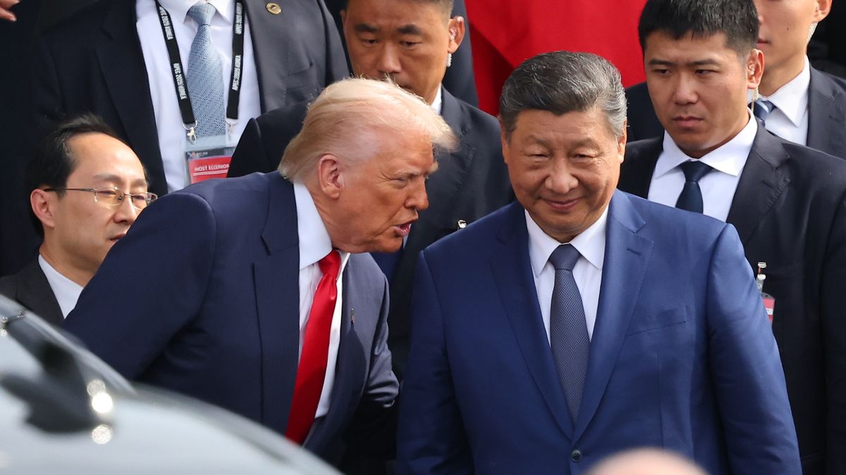US President Trump hold talks with Chinese President Xi in Busan
epa12492354 US President Donald Trump (centre L) speaks with Chinese President Xi Jinping (centre R) following their meeting at the Naraemaru reception hall inside an Air Force base in Busan, South Korea, 30 October 2025.  EPA/YONHAP SOUTH KOREA OUT 
Dostawca: PAP/EPA.
YONHAP
USA, China, Trump, Xi, meeting, APEC