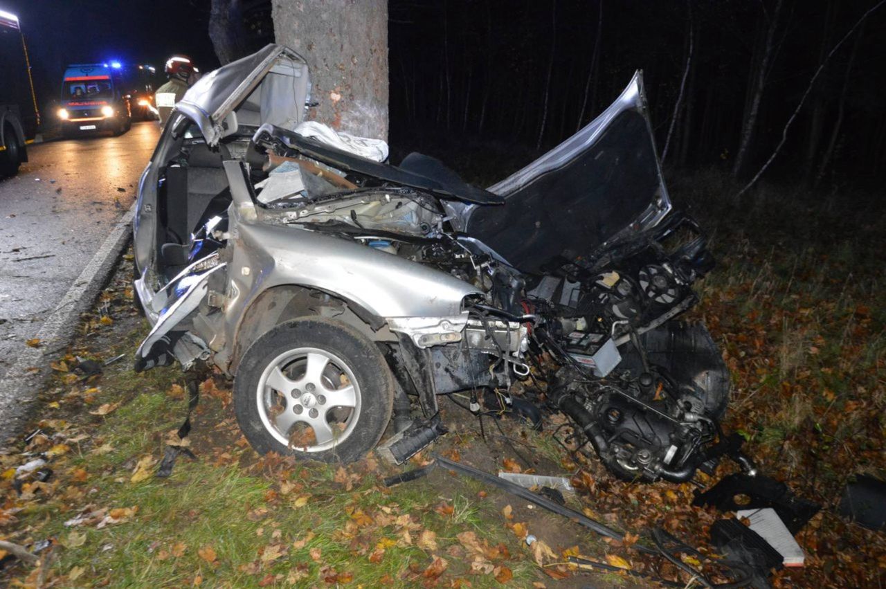 Nocna tragedia. Skoda owinęła się wokół drzewa