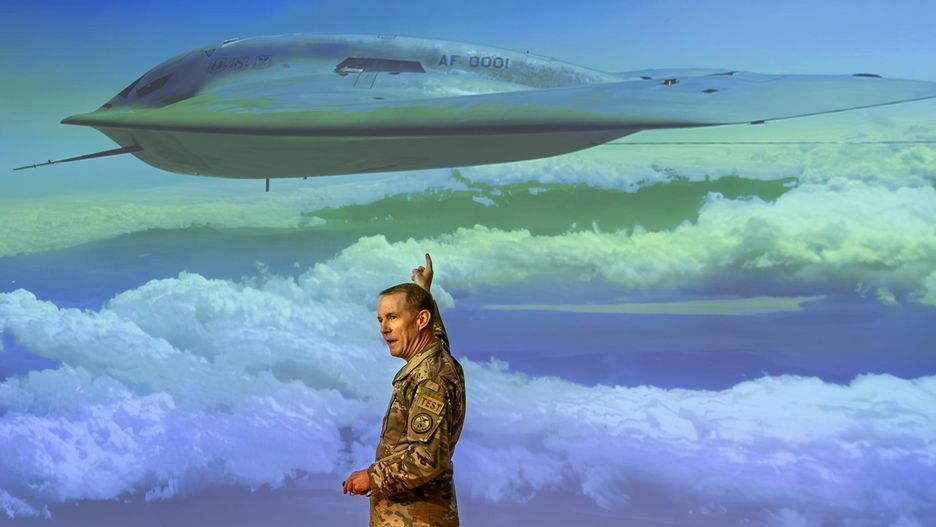 Generał Doug Wickert pokazujący bombowiec B-21 Raider 