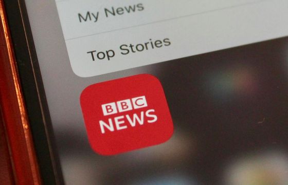 Zwolnienia w BBC, newsy ucierpią mocniej. Reporterzy ze smartfonami zamiast kamer?