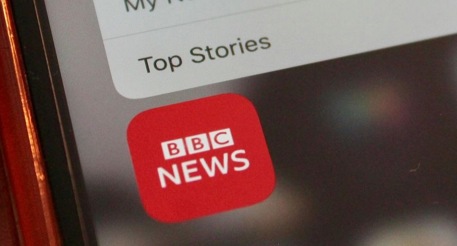 Zwolnienia w BBC, newsy ucierpią mocniej. Reporterzy ze smartfonami zamiast kamer?