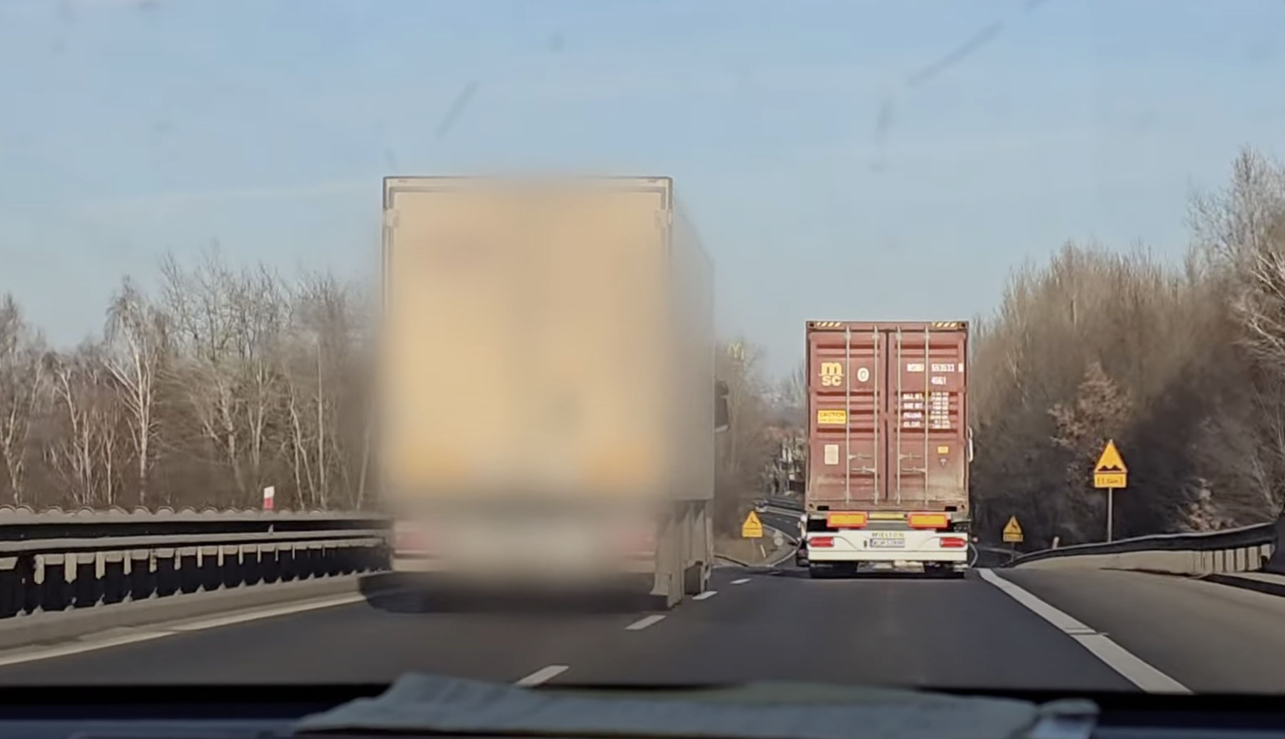 Kierowca tira zaczął wyprzedzać na oczach policji