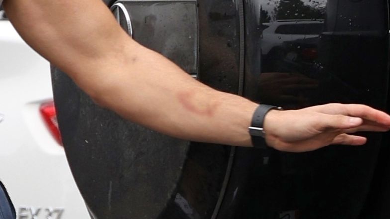 Mąż Britney Spears przebiera się na parkingu. Na jego ciele widać było siniaki