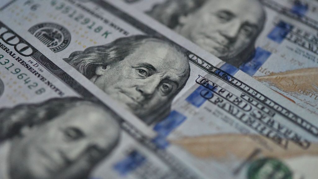 Dolar słabnie względem innych czołowych walut po zwrocie Trumpa