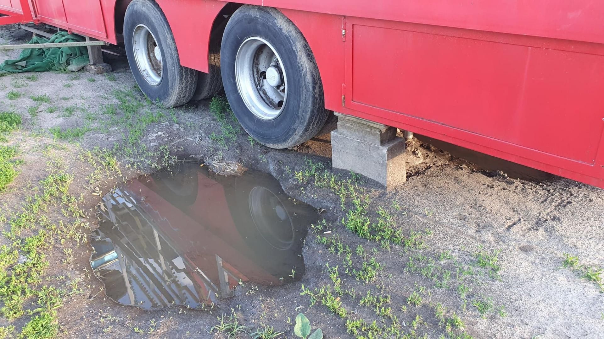 Grunt jest grząski, elementy podpierające konstrukcję wydają się niewystarczające
