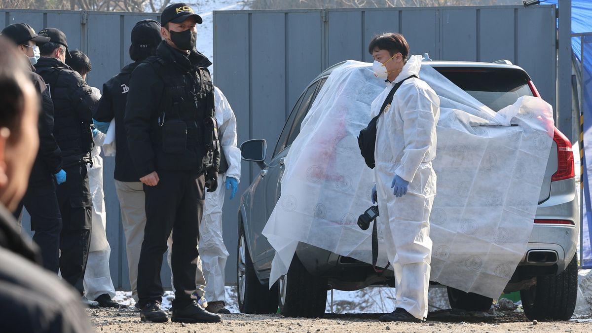 Actor Lee Sun-kyun found dead in apparent suicide
epa11045154 Police examine a car at a park in Seoul, South Korea, 27 December 2023, as actor Lee Sun-kyun of the Oscar-winning 'Parasite' was found dead inside the car in an apparent suicide earlier in the day. A charcoal briquette was found in the passenger seat. Lee has been under a prosecution probe over suspected drug use.  EPA/YONHAP SOUTH KOREA OUT 
Dostawca: PAP/EPA.
YONHAP