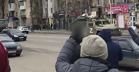 Inwazja na ukraińską wieś. Mieszkańcy "przywitali" okupantów