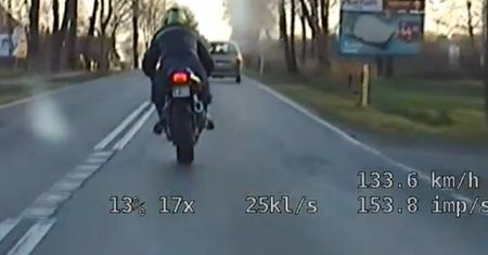 Płock. Pędził motocyklem na jednym kole prawie 160 km/h