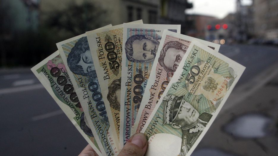 W 2025 roku niektóre peerelowskie banknoty i monety są warte krocie. Sprawdź, czy masz jeszcze takie w domu. Warto sprawdzić ich stan i wartość – może się okazać, że to prawdziwy skarb! Co sprawia, że pieniądze z czasów PRL są poszukiwane przez kolekcjonerów? Od czego zależy ich wartość? Ile kosztują w 2025 roku? Zobacz przykładowe ceny i zdjęcia &gt;&gt;&gt;&gt;&gt;