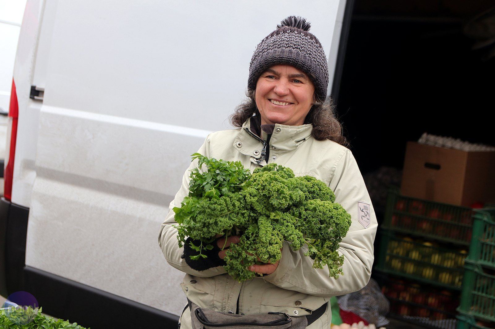 Na targowisku miejskim przy ul. Kaliskiej we Włocławku kupisz tanie owoce i warzywa, ale także ryby, choinki i świąteczne dekoracje. Sobota, 6 grudnia 2025 roku