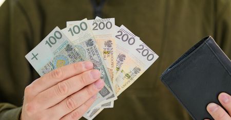 Te roczniki żyją od wypłaty do wypłaty. Wskazano dwa pokolenia