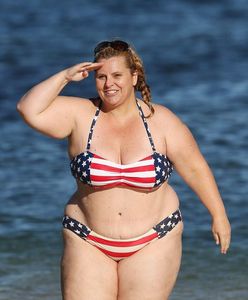 Ona nie ma wstydu! Wielka Ajay Rochester pluska się w oceanie i skacze do wody!