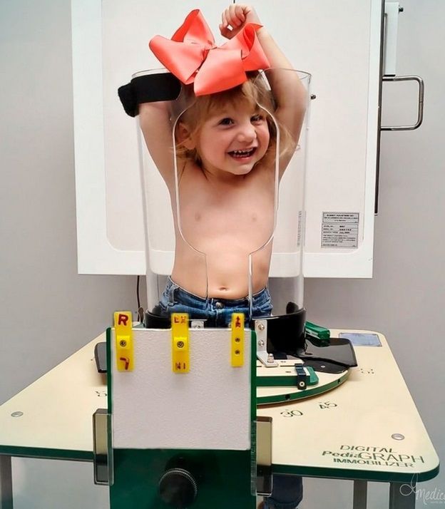 Dziewczynka w Pigg-O-Stat podczas badania RTG